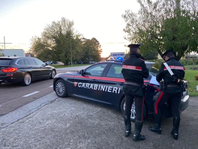 In auto come una normalissima coppia, ma nascondono un segreto: uno dei due era “imbottito” di eroina