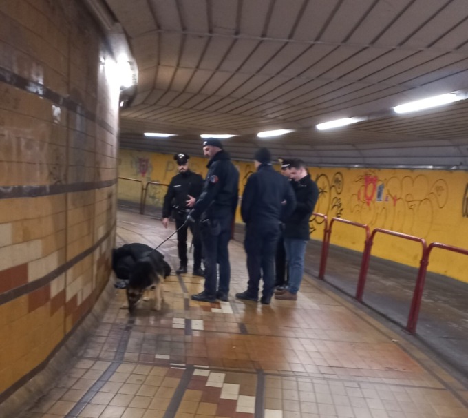 Vede i carabinieri e ingoia la droga, nello stomaco aveva 36 ovuli di eroina