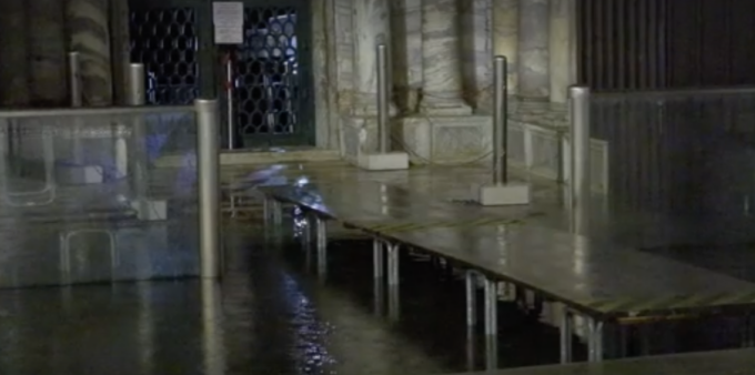 Acqua alta in San Marco, chi doveva alzare le paratoie di vetro?