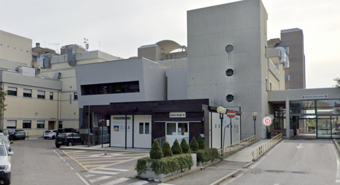 “Non ricordo nulla”: il papà che lanciò dal balcone la figlia di 5 anni rimane in psichiatria