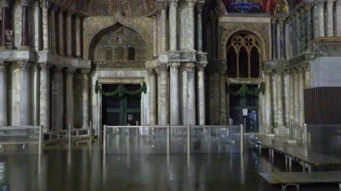 Mancano le paratoie a San Marco, l’acqua alta raggiunge la Basilica