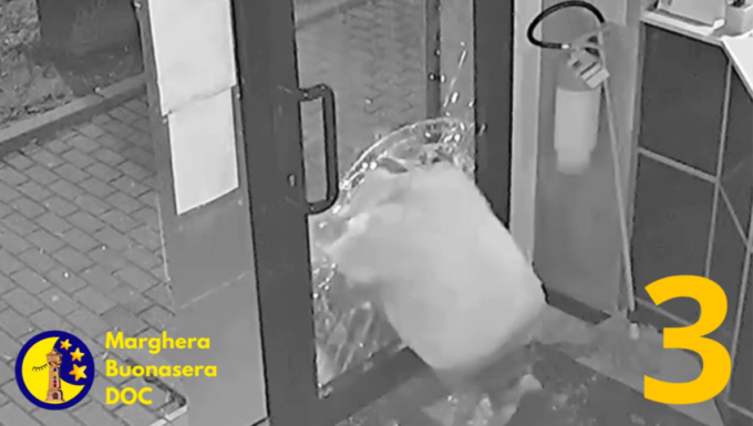 La banda dei tombini in azione, il video della spaccata a Marghera
