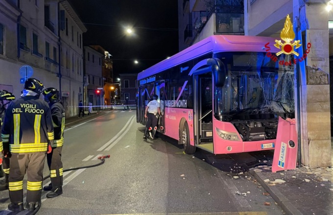 Autobus elettrico fuori controllo sale sul marciapiede a Mestre, l’azienda conferma l’errore umano