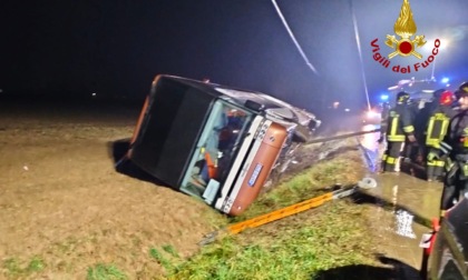 Bus di turisti esce di strada e finisce su un fianco, oltre 30 persone ferite