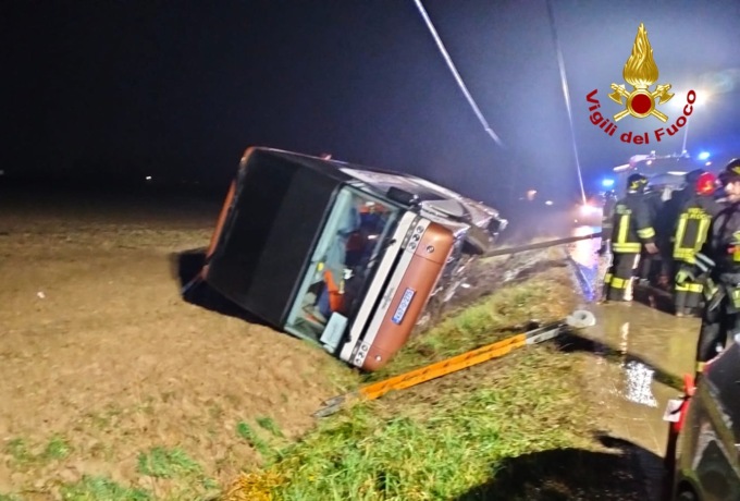 Bus di turisti esce di strada e finisce su un fianco, oltre 30 persone ferite