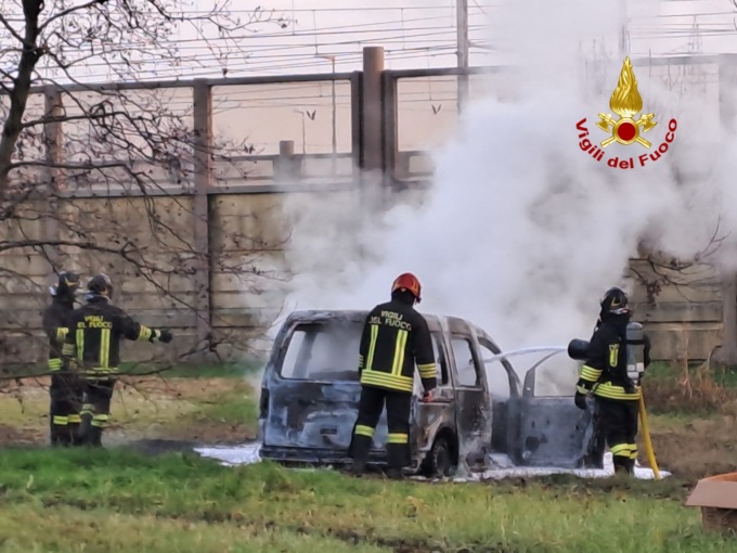 Sente un rumorino, scende dal mezzo e il furgone viene divorato dalle fiamme