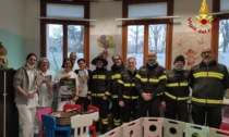 La Befana dei pompieri consegna le calze in pediatria, le foto della visita ai piccoli pazienti