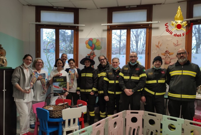 La Befana dei pompieri consegna le calze in pediatria, le foto della visita ai piccoli pazienti