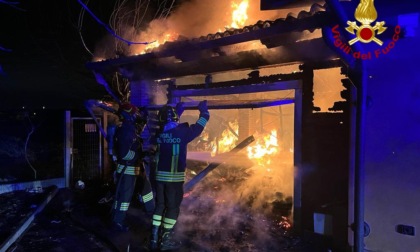 Garage in fiamme, l'incendio blocca la linea ferroviaria Venezia-Adria