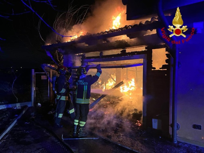 Garage in fiamme, l’incendio blocca la linea ferroviaria Venezia-Adria
