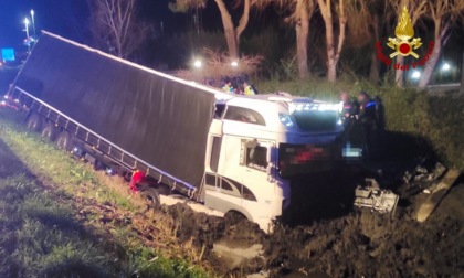 Tragedia lungo la Romea a Chioggia: camion esce fuori strada, il conducente muore trafitto da un palo