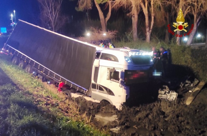 Tragedia lungo la Romea a Chioggia: camion esce fuori strada, il conducente muore trafitto da un palo