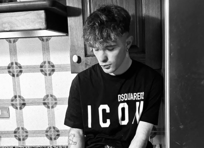 Fermato lo spacciatore del rapper 21enne che in un brano predisse: “So che morirò presto per un’overdose”