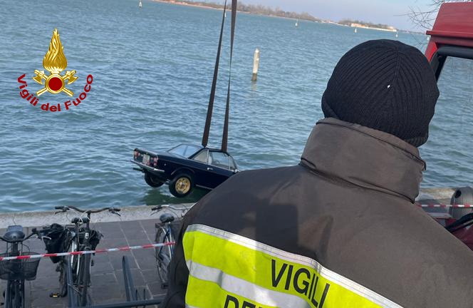 Perde il controllo dell’auto d’epoca e finisce in Laguna: morto l’80enne al volante