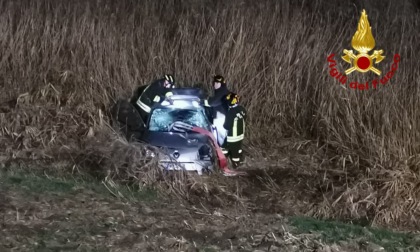 Utilitaria esce fuori strada, quattro feriti intrappolati tra le lamiere