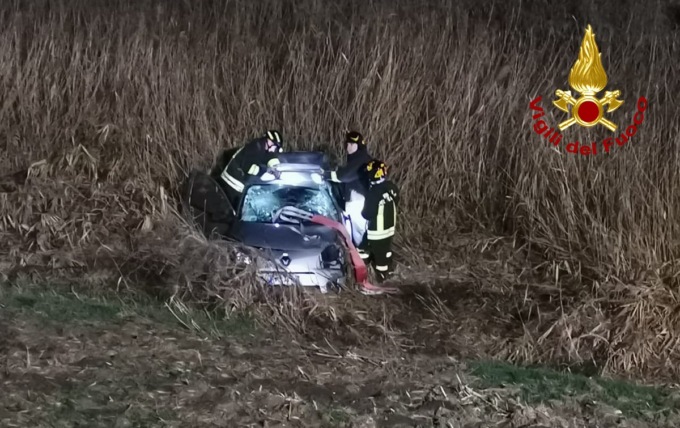 Utilitaria esce fuori strada, quattro feriti intrappolati tra le lamiere