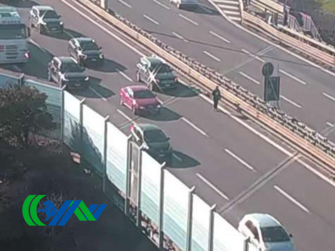 Entra in tangenziale a piedi e cammina per oltre 500 metri tra le auto in transito