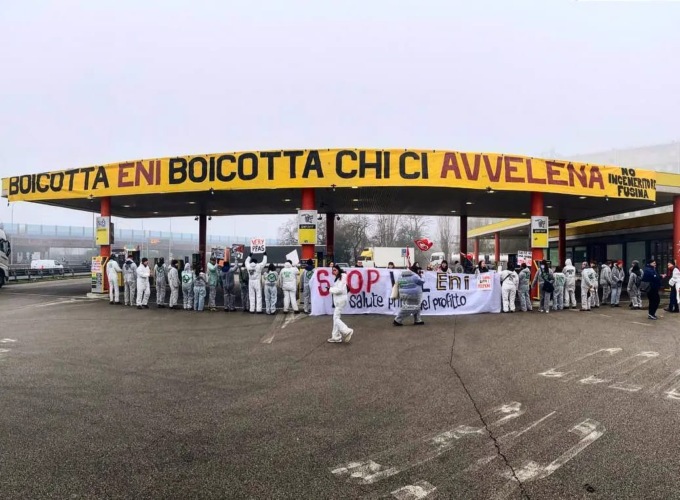Blitz degli attivisti al distributore Eni di Marghera, la protesta contro l’inceneritore