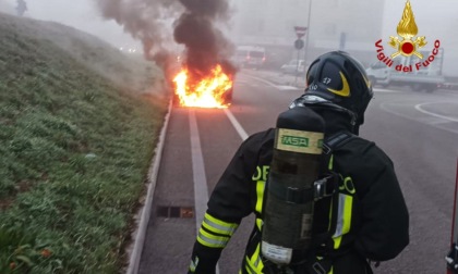 Auto divorata dalle fiamme in via Marconi