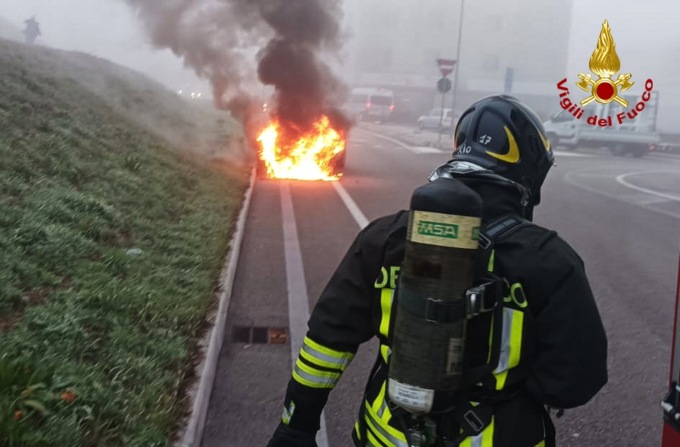 Auto divorata dalle fiamme in via Marconi