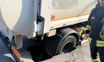 Camion "inghiottito" da una voragine nell'asfalto a Spinea