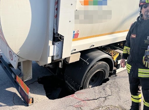 Camion “inghiottito” da una voragine nell’asfalto a Spinea