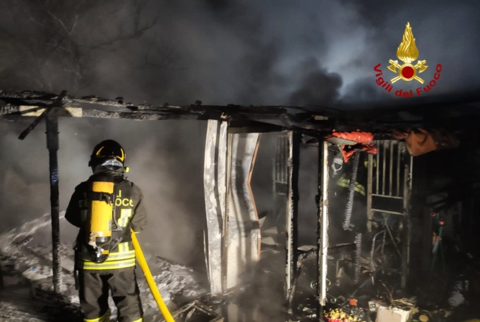 Capannone agricolo di via Caltana consumato dalle fiamme