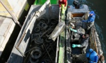 Le foto della discarica sott'acqua nei canali: quintali di rifiuti recuperati dai gondolieri sub