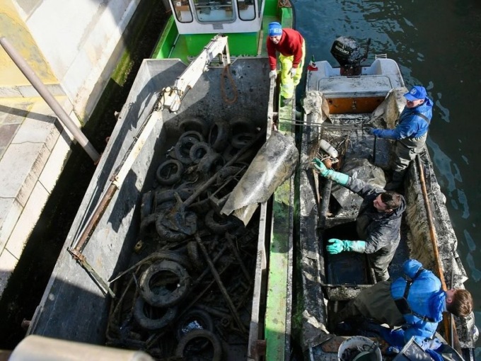 Le foto della discarica sott’acqua nei canali: quintali di rifiuti recuperati dai gondolieri sub