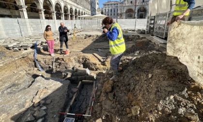 Tomba medievale della chiesa di San Geminiano scoperta durante scavi di restauro in piazza San Marco