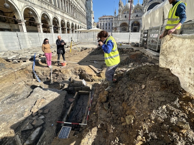 Tomba medievale della chiesa di San Geminiano scoperta durante scavi di restauro in piazza San Marco