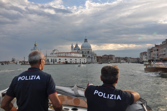 Famiglia in barca finisce in una secca a San Servolo