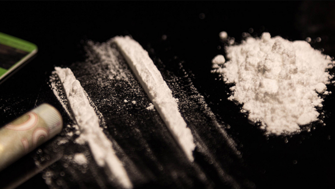 Vende droga a una donna in strada sotto gli occhi dei Carabinieri