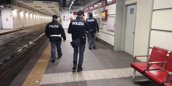 Due minorenni derubati e minacciati con un coltello da sei coetanei