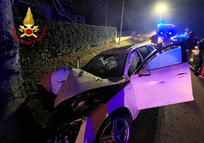 Con l’auto contro un platano, tre ragazzi feriti