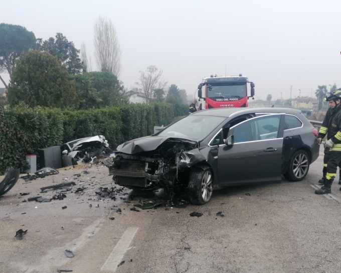 Frontale a Mira: due feriti e auto distrutte