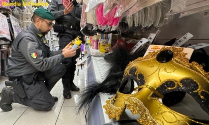 Vendevano maschere e costumi di Carnevale... tossici: maxi sequestro a Mira