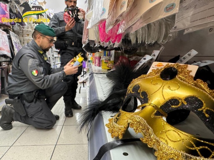 Vendevano maschere e costumi di Carnevale… tossici: maxi sequestro a Mira
