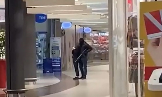 Rapinatori armati di fucili assaltano la gioielleria, in ostaggio una commessa: “Pensavo di morire”