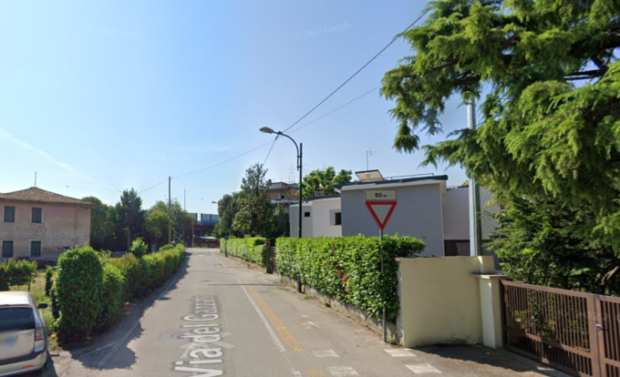 Il muro sta per crollare, vietata la circolazione pedonale e ciclabile in via del Gazzato a Mestre