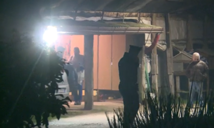 Tentata rapina in una villa, tre ladri armati messi in fuga dai proprietari: ferito il nipote 34enne 