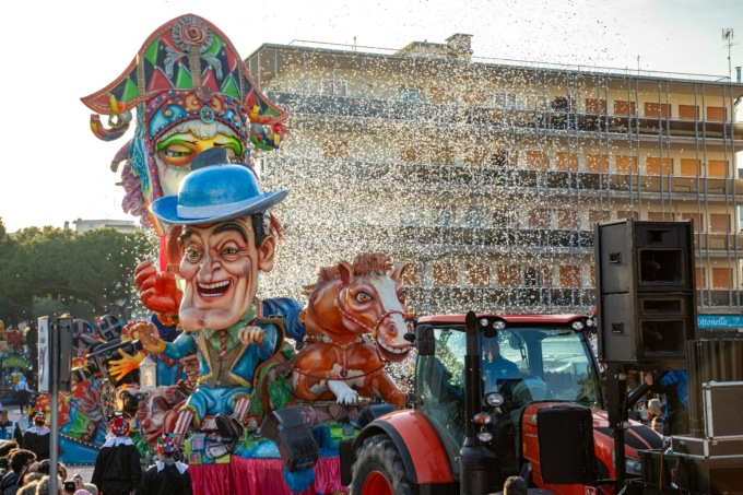 Grande successo per il Carnevale Jesolano, 60mila spettatori per la sfilata dei carri