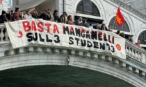La protesta degli studenti sul ponte di Rialto: "Basta manganelli"