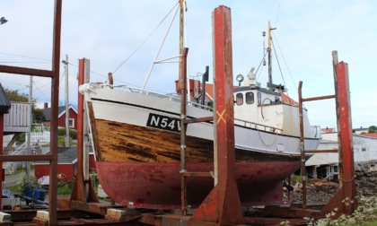 Cantiere navale abusivo su un'isola per costruire una barca