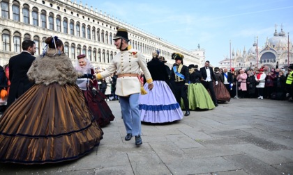 Carnevale di Venezia 2024: le foto delle danze storiche in San Marco e della regata in maschera sul Canal Grande