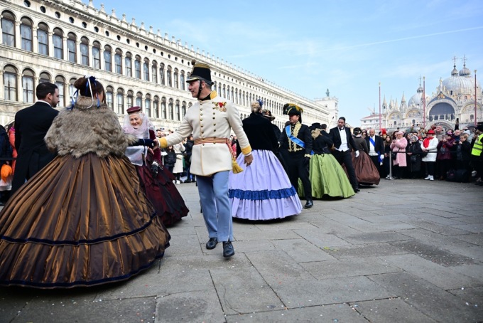 Carnevale di Venezia 2024: le foto delle danze storiche in San Marco e della regata in maschera sul Canal Grande