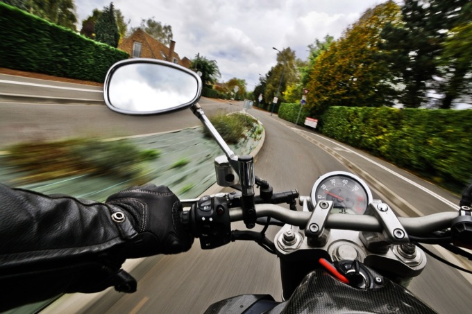 Perde il controllo della moto e centra un albero: morto il 19enne Edoardo Bernardi