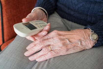 Tentano di raggirare un 88enne con la classica telefonata-truffa, ma il figlio lo scopre e li fa arrestare