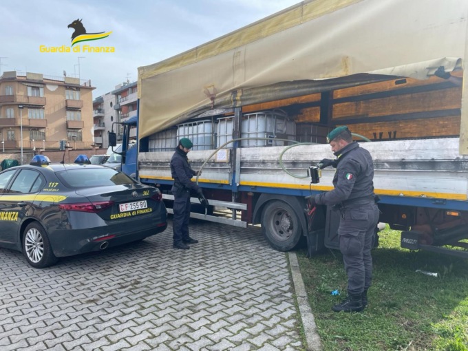 Trasforma il tir in un distributore ambulante (abusivo) di carburante