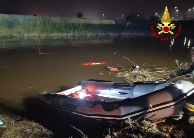 Perde il controllo dell’auto e finisce in un canale: morto il conducente, salvata la passeggera
